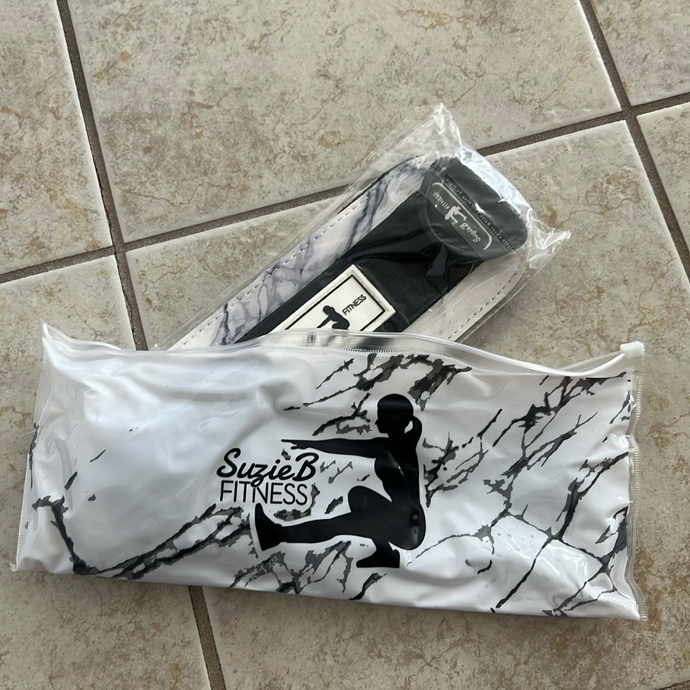 NWT ankle strap suzie b